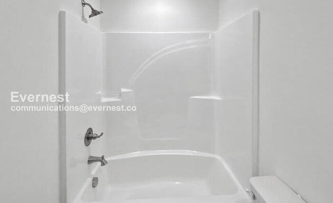 Building Photo - 3 Bed/3 Bath Townhome with Off-Street Parking / Pet-Friendly / Vouchers Accepted / Available Now!