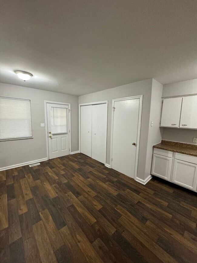 Building Photo - 2530 Schofield Ave