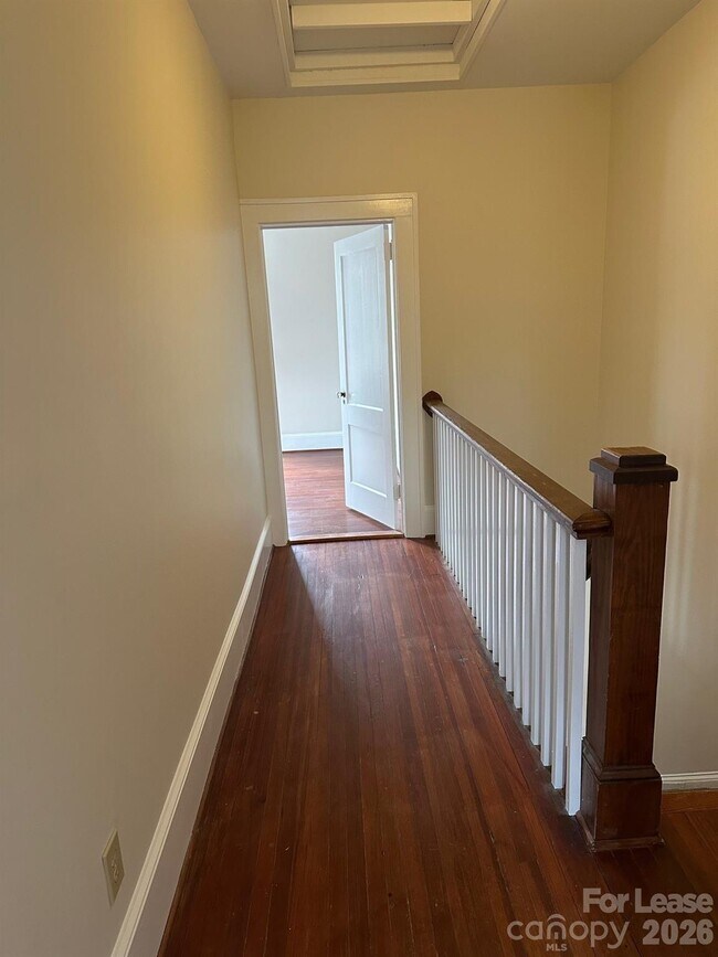 Building Photo - 407 W 9th St