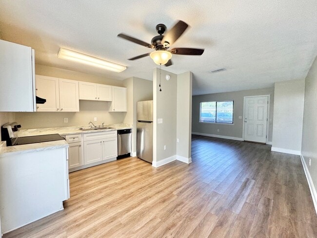 Building Photo - Apartment - Right off Cypress Gardens Blvd