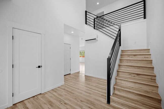 Building Photo - Gorgeous Grandview 5 Bedroom 3 Bath Luxury...