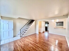 Building Photo - Townhome in Central Windsor!