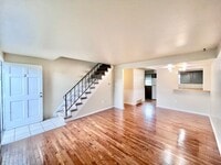 Building Photo - Townhome in Central Windsor!