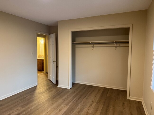 Building Photo - Two Bedroom Apartment in Statesville