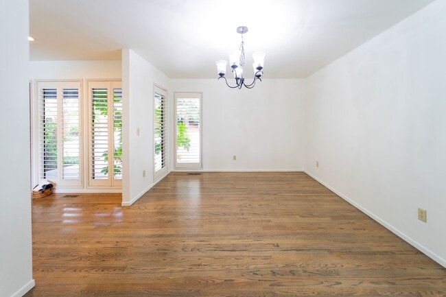 Building Photo - 4-Bedroom Luxury Home for Rent by Portland...