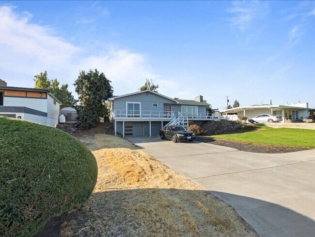 Building Photo - 3603 W Canal Dr