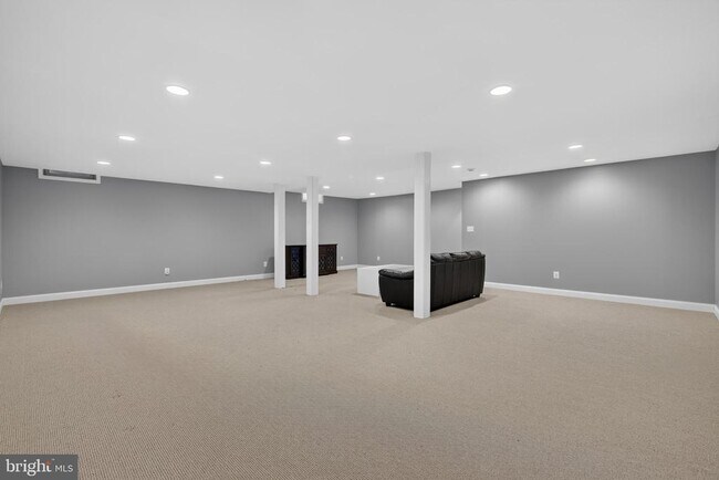 Building Photo - 16 Oak Leaf Ln