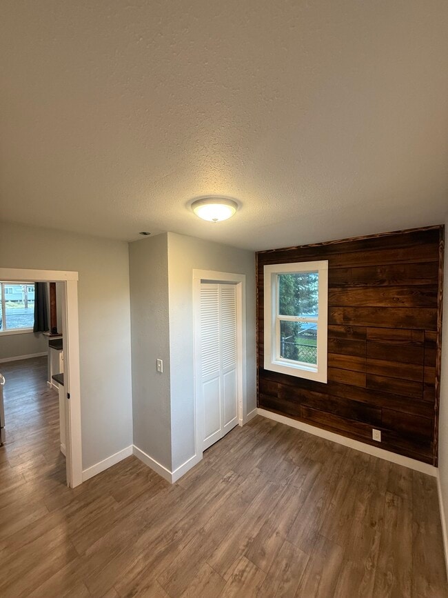 Building Photo - 305 Calistoga St W