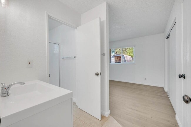 Building Photo - 15 Sunborg Ct