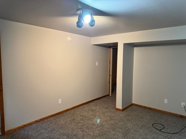 Building Photo - 5 Bedroom ,3 bathroom Single Family Unit