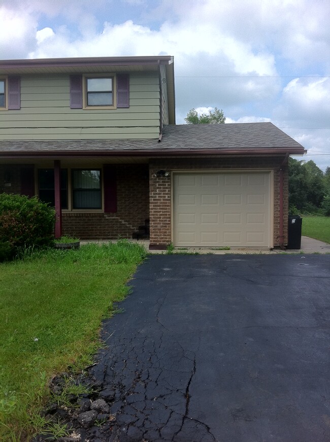 Private Garage & Drive - 201 Huntington Rd