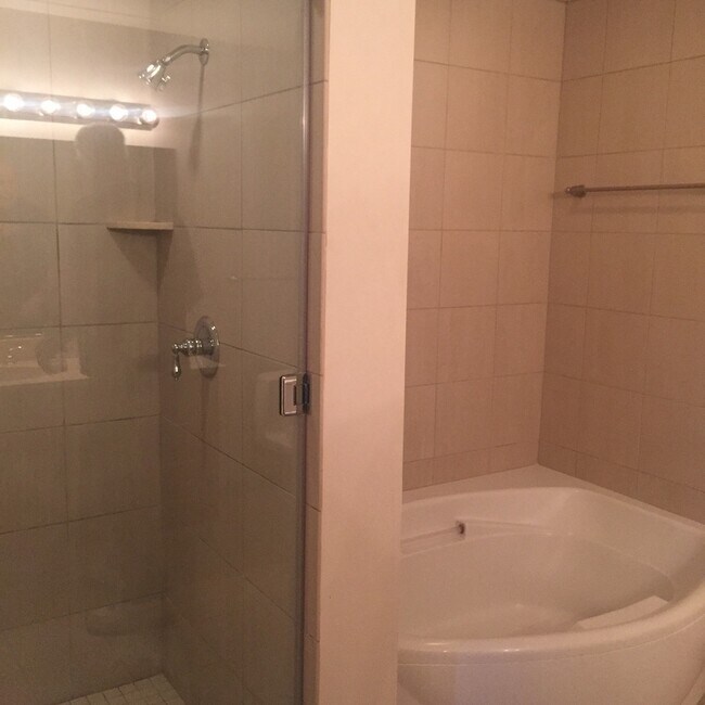 Building Photo - Highly Upgraded 2 BR Condo at Allure!