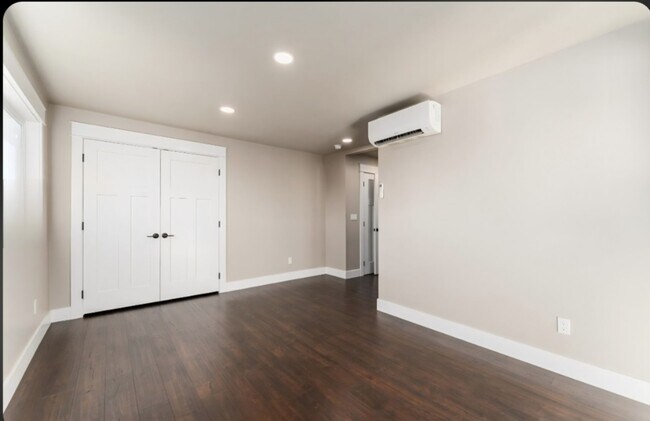 Building Photo - 604 W Crest Dr