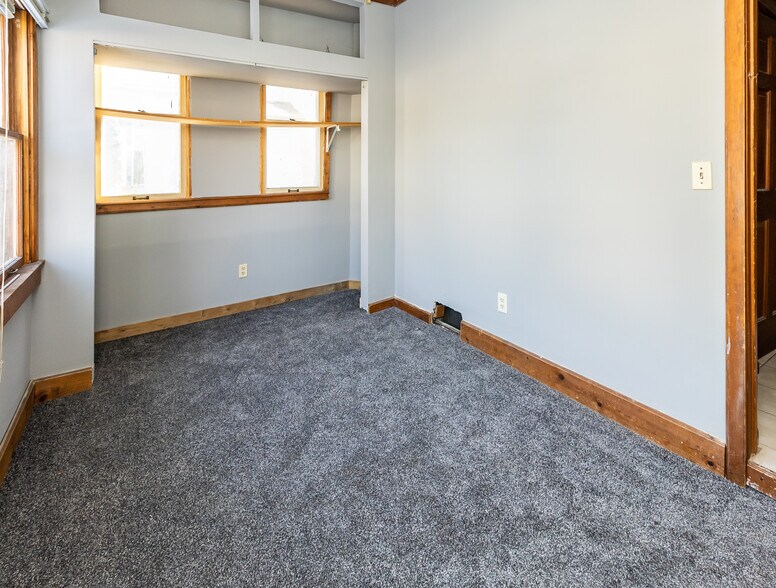 Building Photo - 818 Edmund Ave W