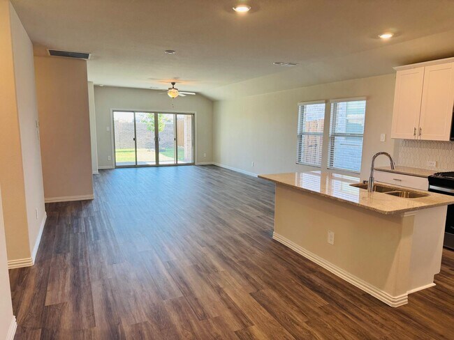 Building Photo - 801 Easthill Dr