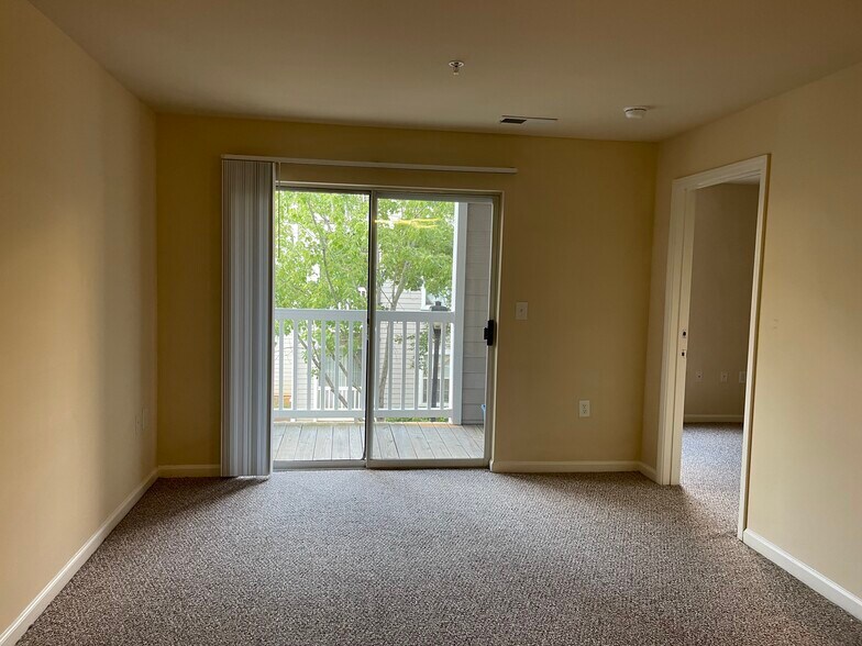 Building Photo - 140 Yellowstone Dr