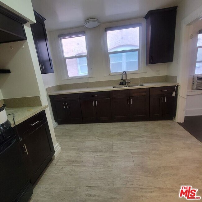 Building Photo - 150 S Kenmore Ave