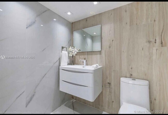 Building Photo - 7601 E Treasure Dr