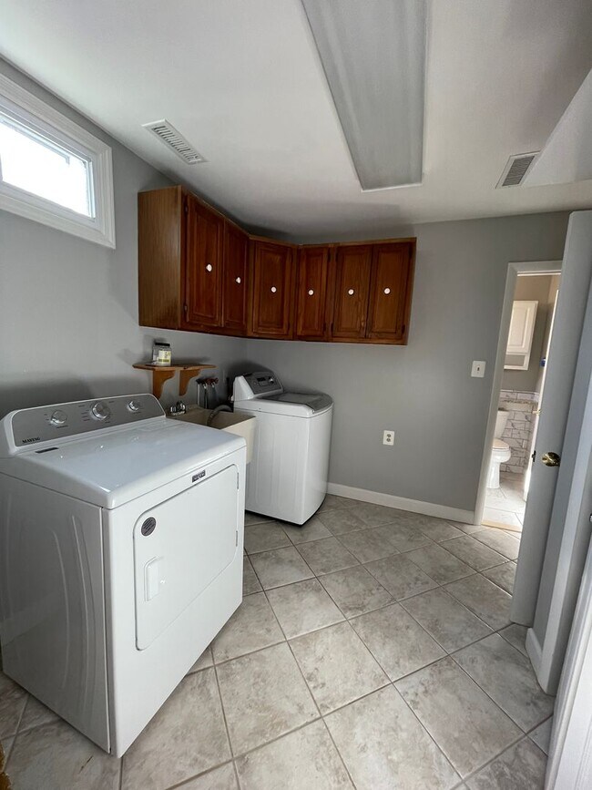 Building Photo - Cheerful 3 Bedroom 2 Bathroom With Office And Spacious Fenced Yard In Beautiful Pimmit Hills