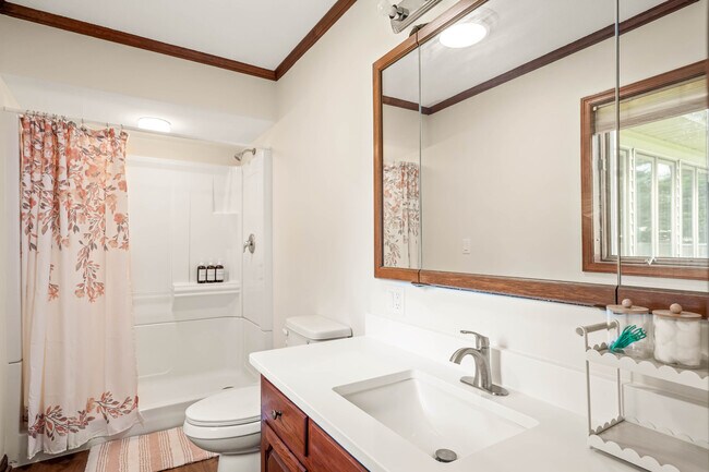 Building Photo - 641 Adams Dr