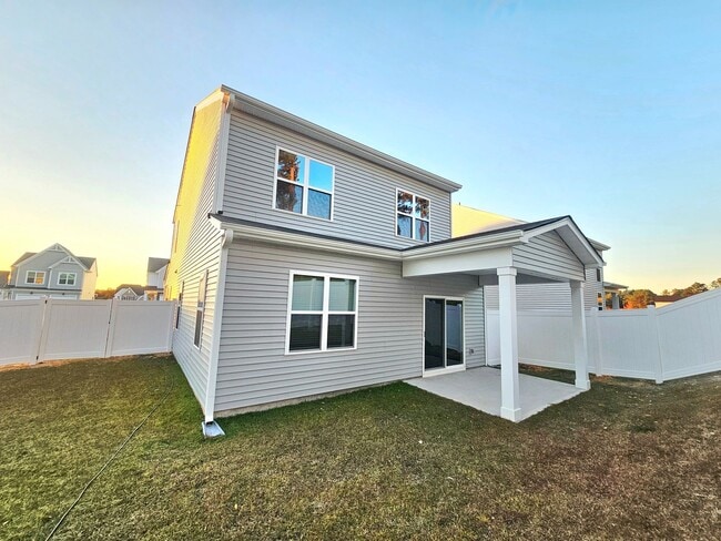 Building Photo - Gated Community with Amenities!