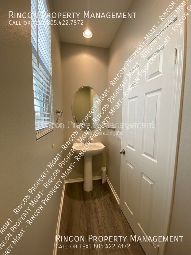 Building Photo - 3142 N Ventura Rd