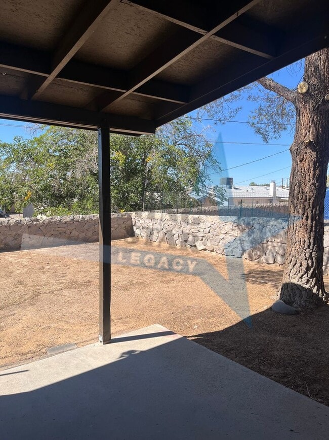 Building Photo - Affordable and convenient! 2 bed, 1 bath with a yard