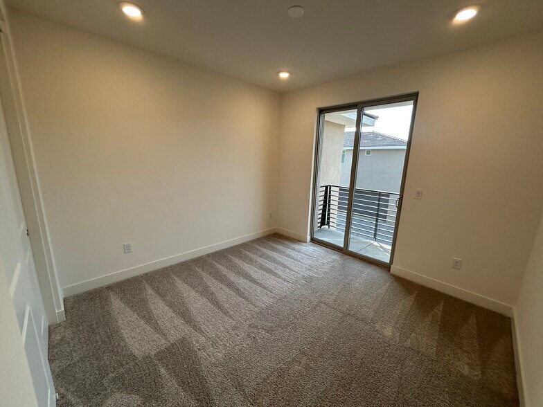 Building Photo - 2121 W Sonoran Desert Dr