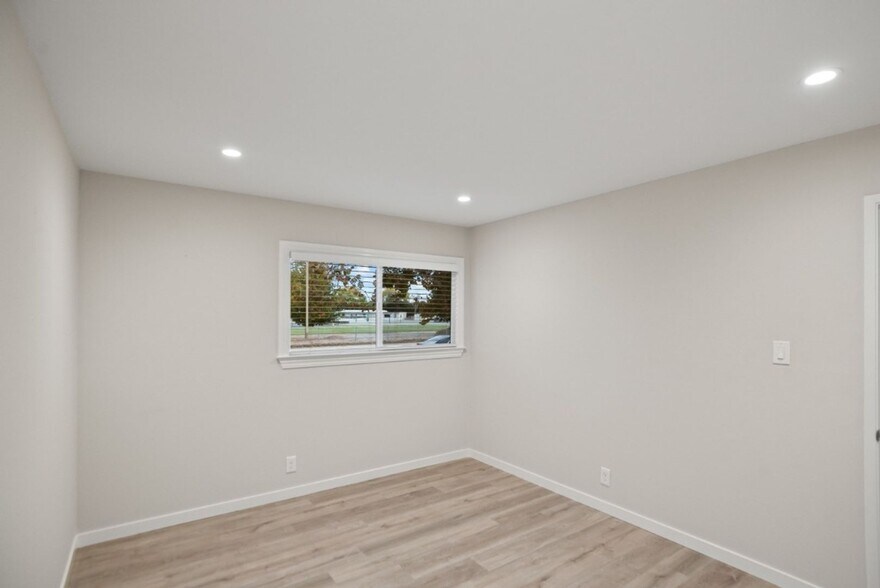 Building Photo - 692 Pomeroy Ave