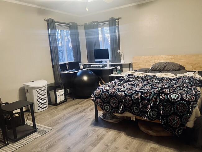 Building Photo - 424 Elgin Ave