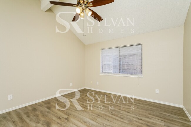 Building Photo - Fall in love with this 3 bedroom, 2 bathro...