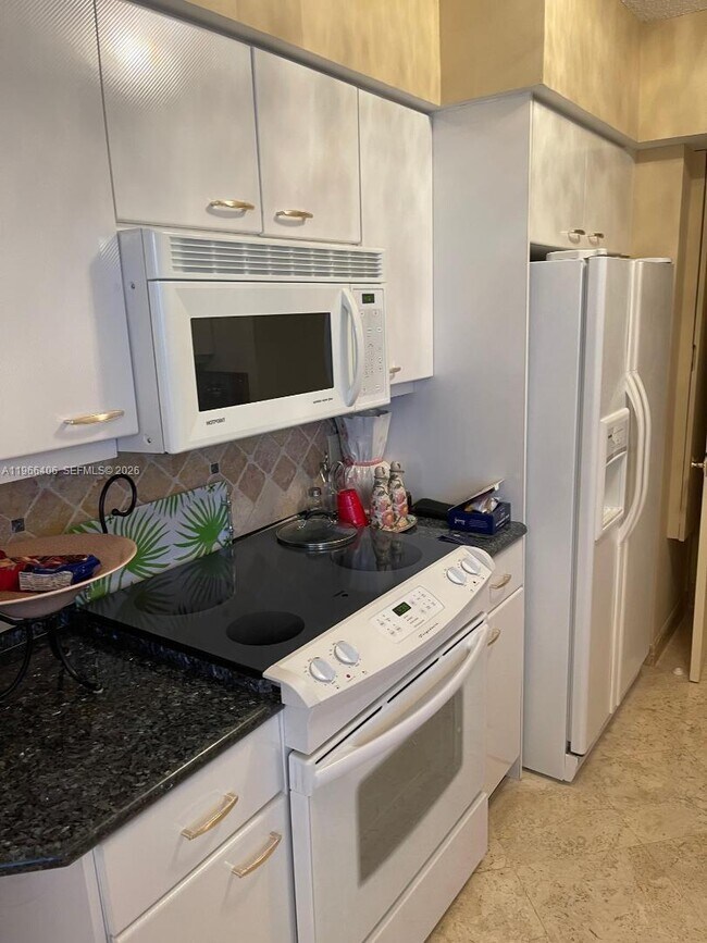 Building Photo - 16445 Collins Ave