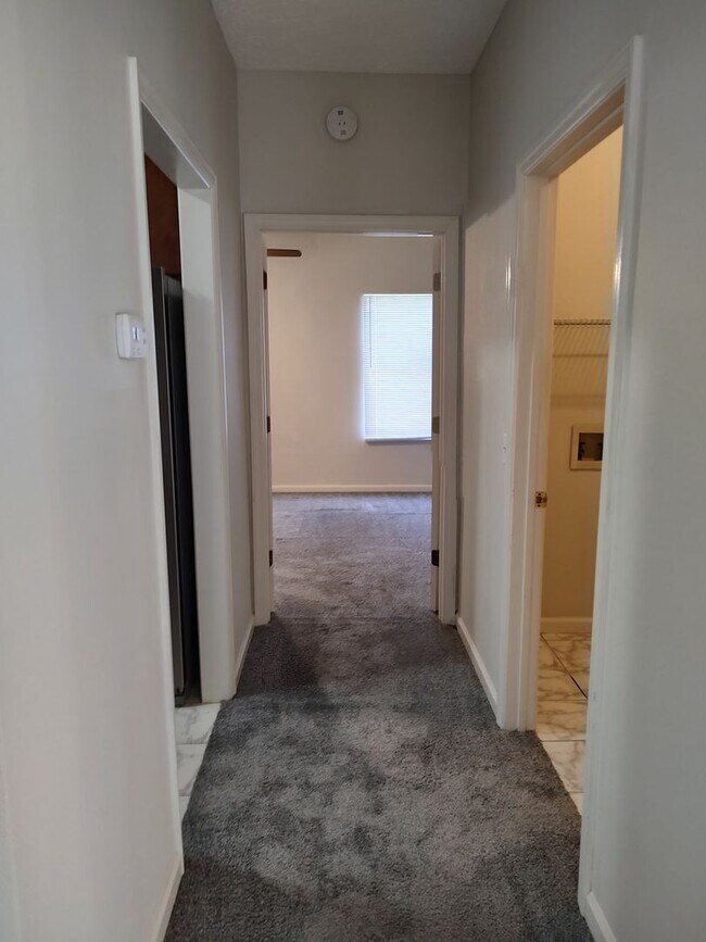 Building Photo - Spacious Home Conveniently Located in a Quiet Neighborhood!