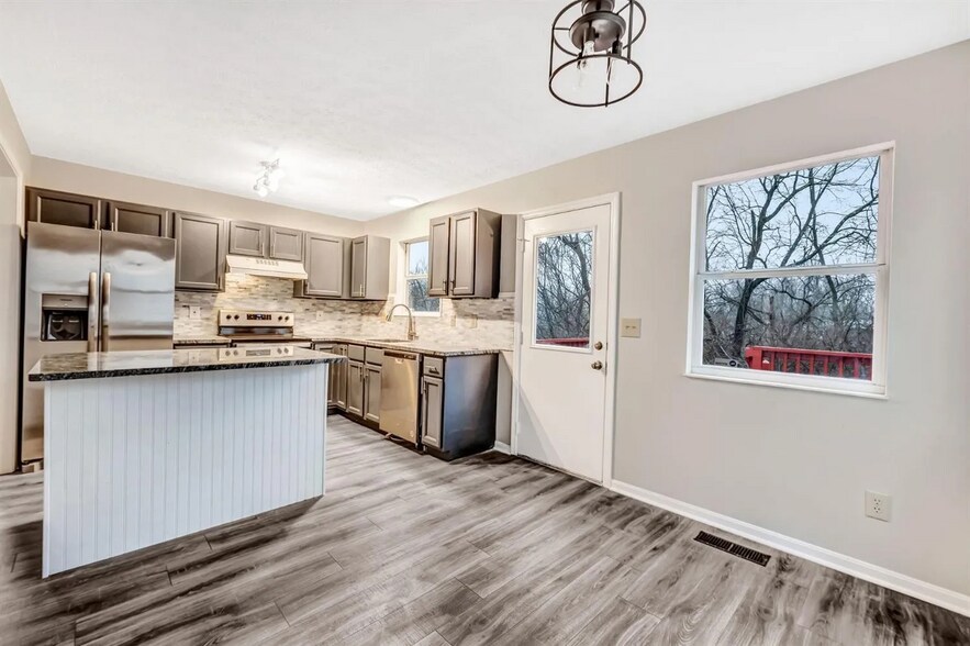 Building Photo - 915 Venetian Ter