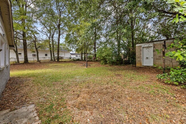 Building Photo - Move-in Special: Receive a $300 gas card with approved application and signed lease.-253 John Mor...