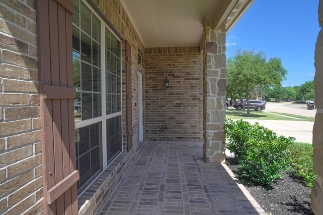 Building Photo - 7818 Lake Commons Dr