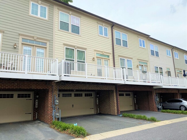 Building Photo - Beautiful 4 Bedroom Townhome in Gaithersburg!