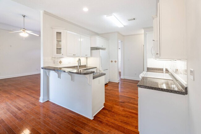 Building Photo - 256 Southbank Dr