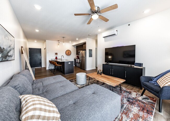 Building Photo - 2 Bedroom 2 Bath Luxury Apartment near Garden of the Gods and Ute Valley