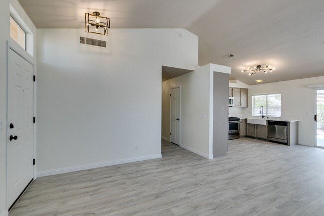 Building Photo - Fully upgraded 3 bedroom house on large lo...