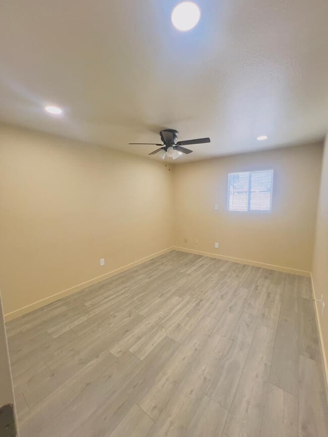 Building Photo - 4016 E Eugie Ave