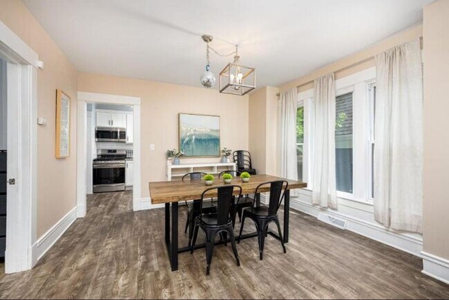 Building Photo - Walk to Downtown Ann Arbor - 3 bed/2 bath