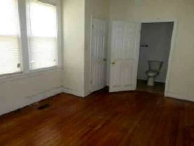 Building Photo - 3 bed 2 bath house. Laundry, all electric,...