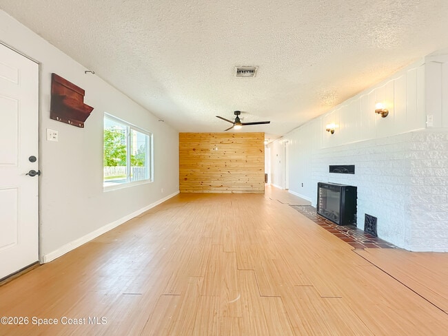 Building Photo - 541 E Fee Ave