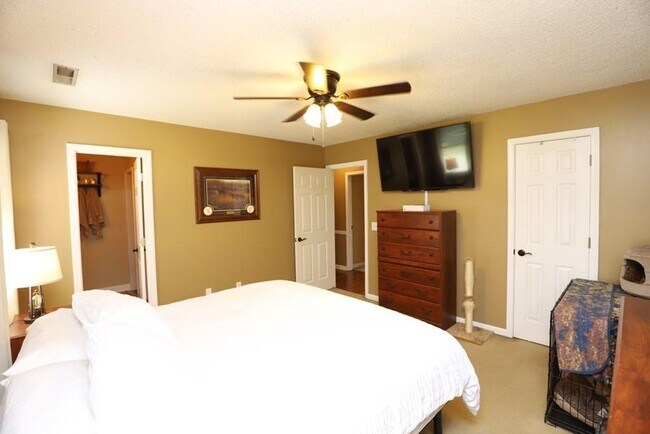 Building Photo - 2415 Edmunds Dr