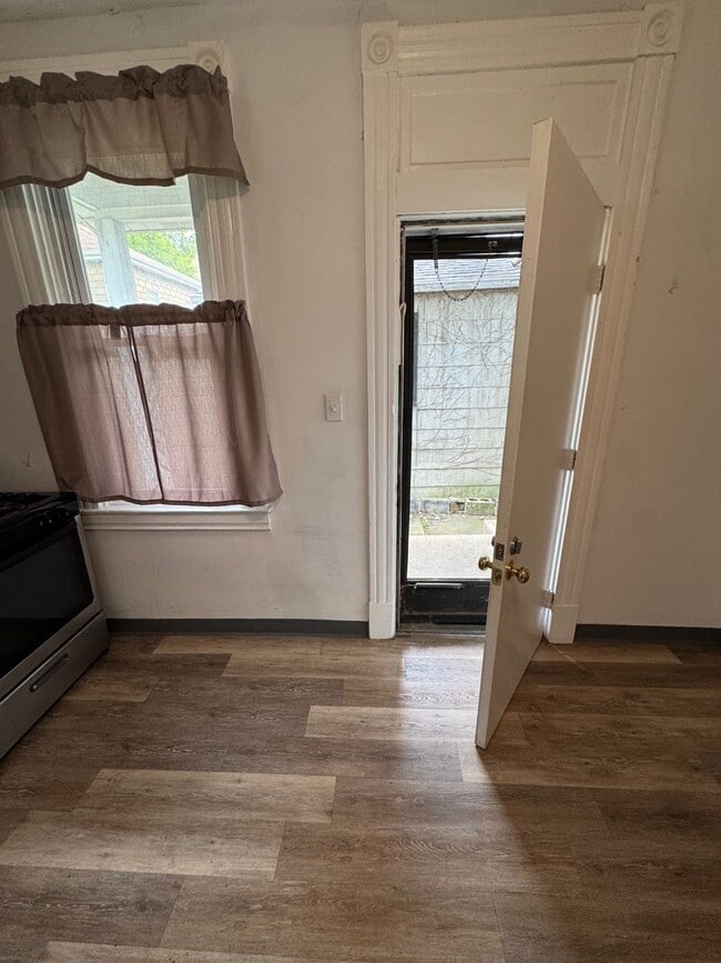 Building Photo - 3 Bedroom 1 Bath Minutes Away from the City!
