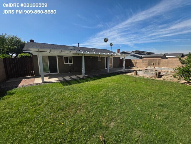 Building Photo - Ontario 3 Bedroom Home