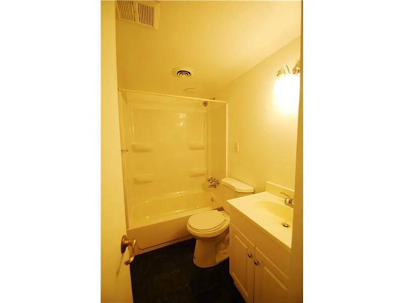 Guest Bathroom - 625 Copeland St