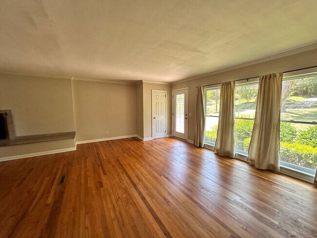 Building Photo - 3221 Foxhall Rd