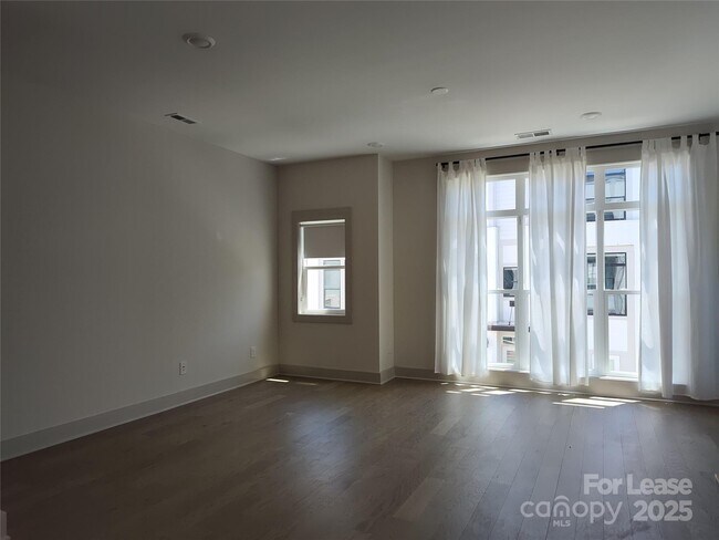 Building Photo - 1037 Wesley Terrace Ave